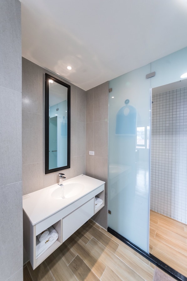 Habitación básica doble | Baño | Regadera, regadera tipo lluvia, amenidades de baño gratuitas 
