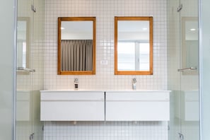 Quadruple Room | Bathroom sink