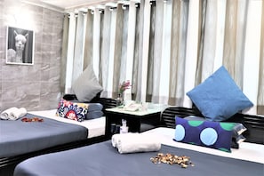 Escritorio, cortinas blackout, wifi gratis y ropa de cama