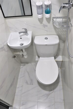 Shower, towels - W's Lounge (Kowloon)