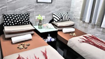 Habitación Deluxe con 2 camas individuales | Escritorio, cortinas opacas, wifi gratis y ropa de cama