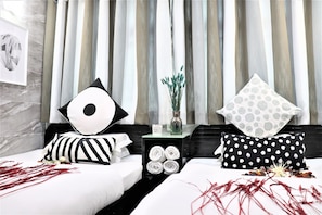 Habitación triple Deluxe | Escritorio, cortinas blackout, wifi gratis y ropa de cama 