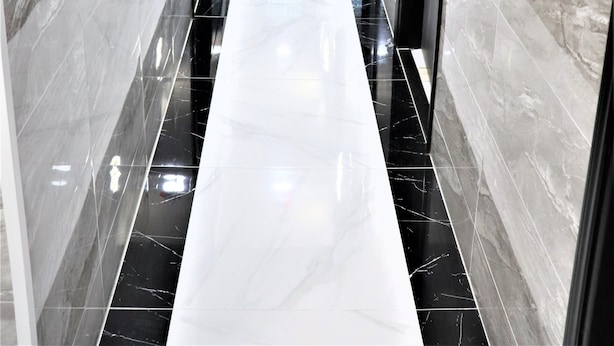 A hallway with glossy black and white marble walls and a shiny black floor. - W's Lounge (Kowloon)