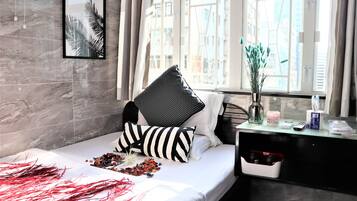 Escritorio, cortinas opacas, wifi gratis y ropa de cama
