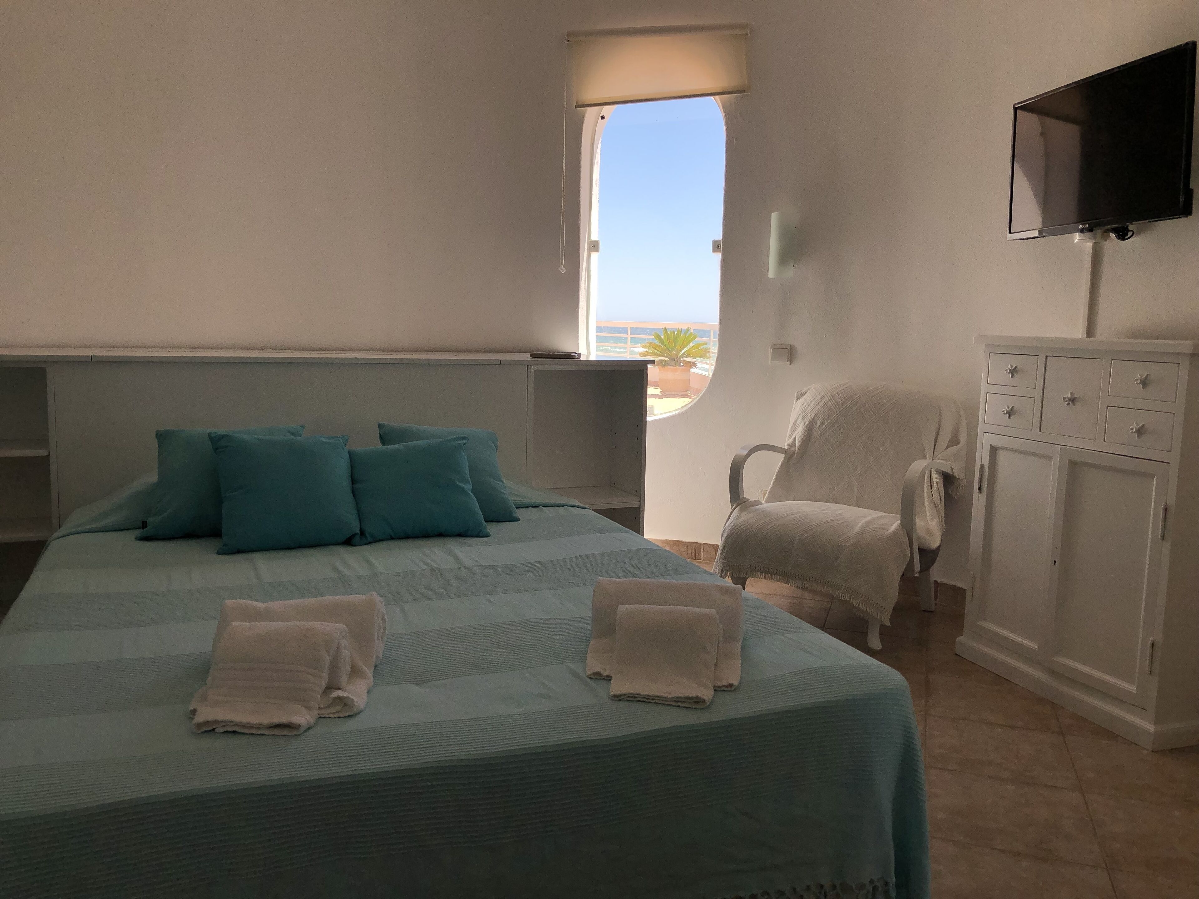 Apartament Deluxe, 1 dormitori, vistes al mar | Espai de treball apte per a portàtils i planxa i posts de planxar 