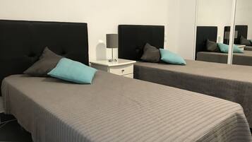Deluxe appartement, 1 slaapkamer | Een laptopwerkplek, een strijkplank/strijkijzer, gratis wifi, beddengoed