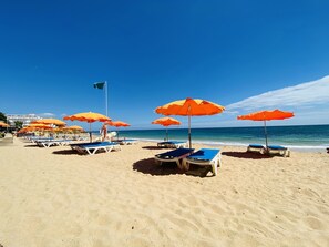 位於海灘上、白沙、海灘酒吧