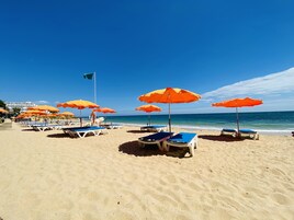 En la playa, arena blanca, bar en la playa
