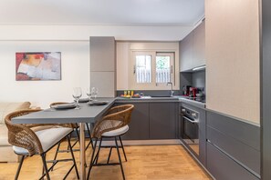 Apartemen, 1 kamar tidur (Cozy) | Dapur pribadi | Lemari es besar, oven, kompor, dan mesin pencuci piring