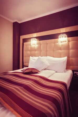 Minibar, két bảo mật tại phòng, bàn 