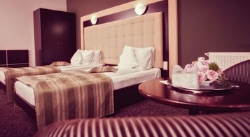 标准双床房 | 迷你吧、客房内保险箱、办公桌、笔记本电脑工作区