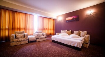 Deluxe Suite | Minibar, in-room safe, desk, laptop workspace