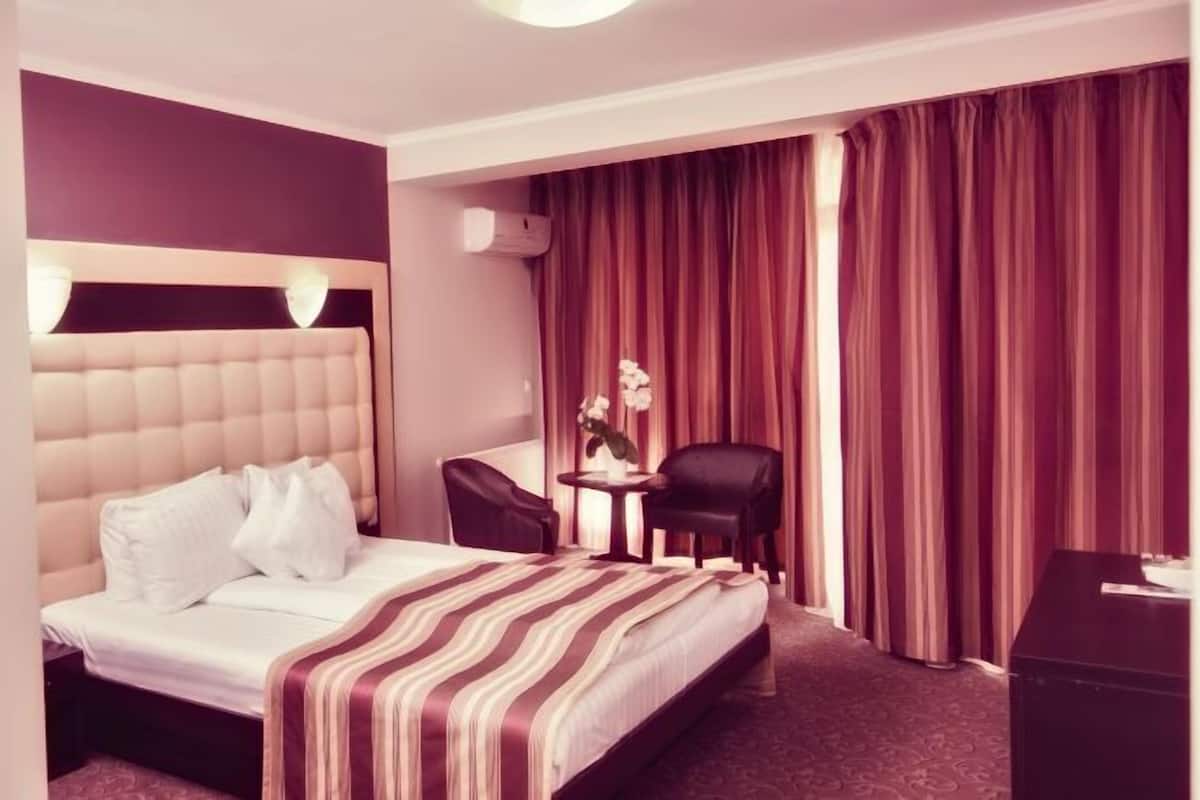 Business tweepersoonskamer | 1 slaapkamer, een minibar, een kluis op de kamer, een bureau