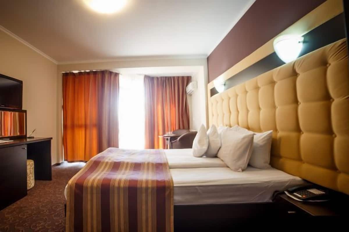 Standaard tweepersoonskamer | 1 slaapkamer, een minibar, een kluis op de kamer, een bureau