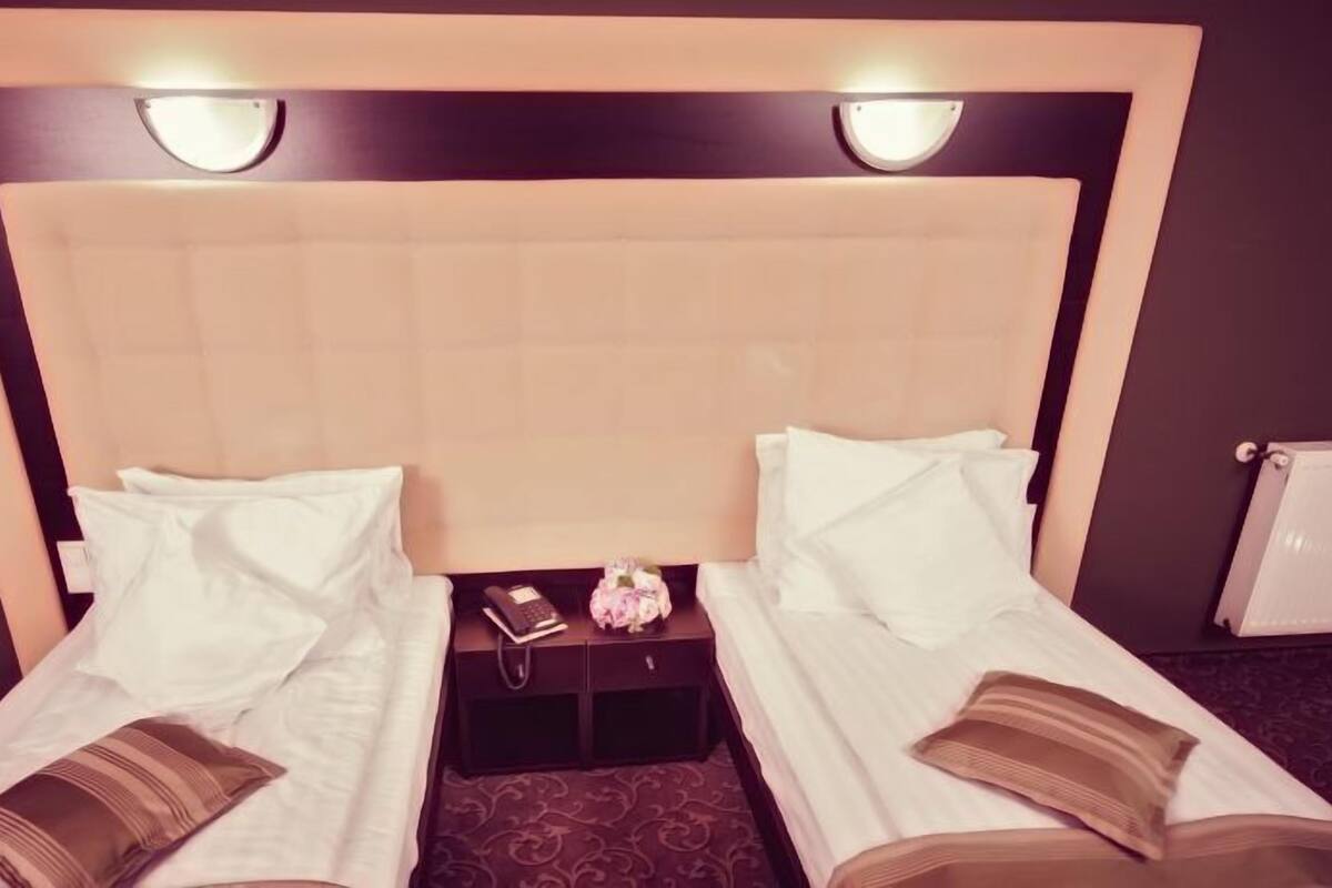 Standard Twin Room | Minibar, in-room safe, desk, laptop workspace