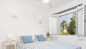 2 bedrooms, iron/ironing board, internet, bed sheets