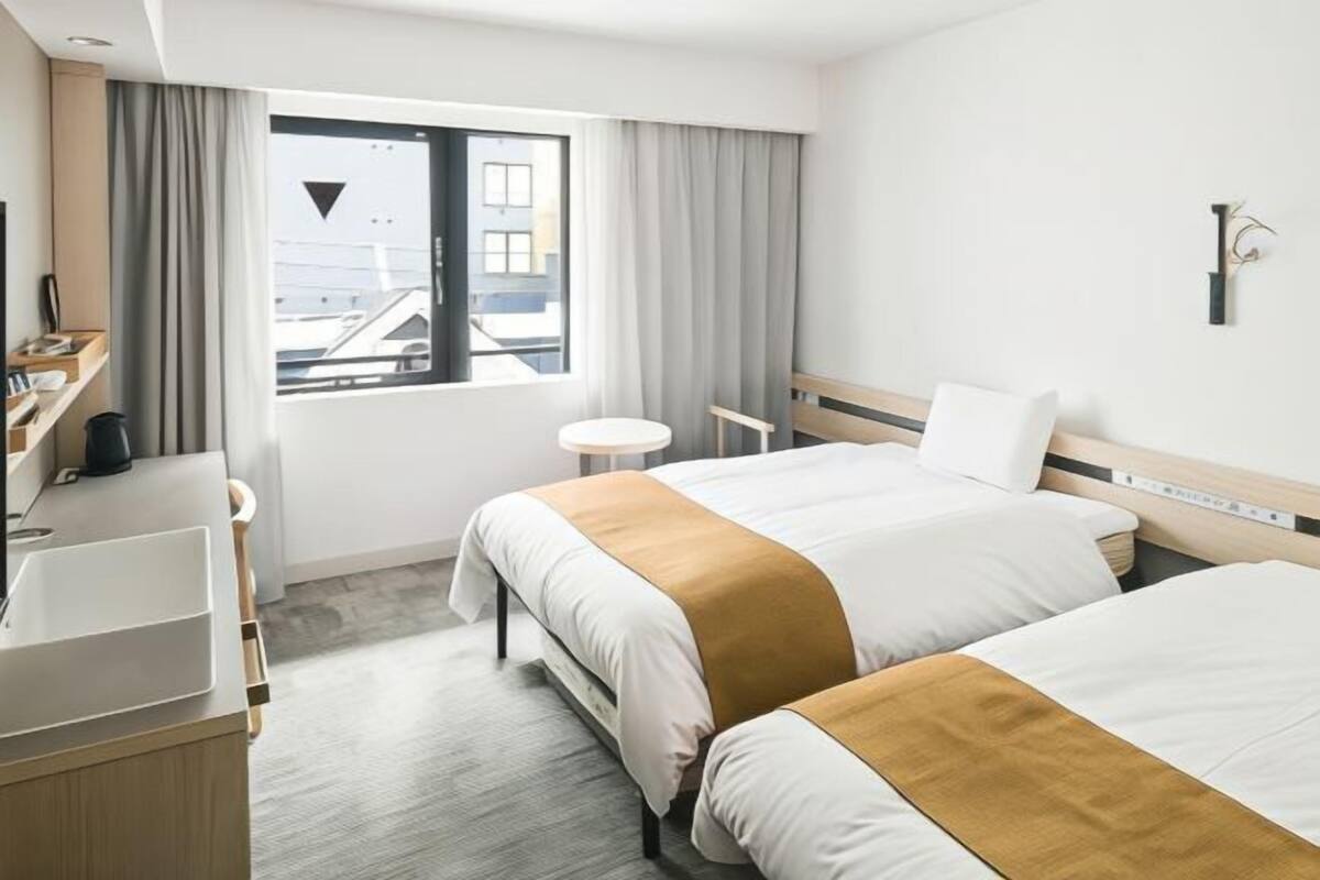 Laptop workspace, blackout curtains, iron/ironing board, free WiFi
