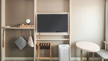 Standard Twin Room, Non Smoking | Laptop workspace, blackout drapes, iron/ironing board, free WiFi