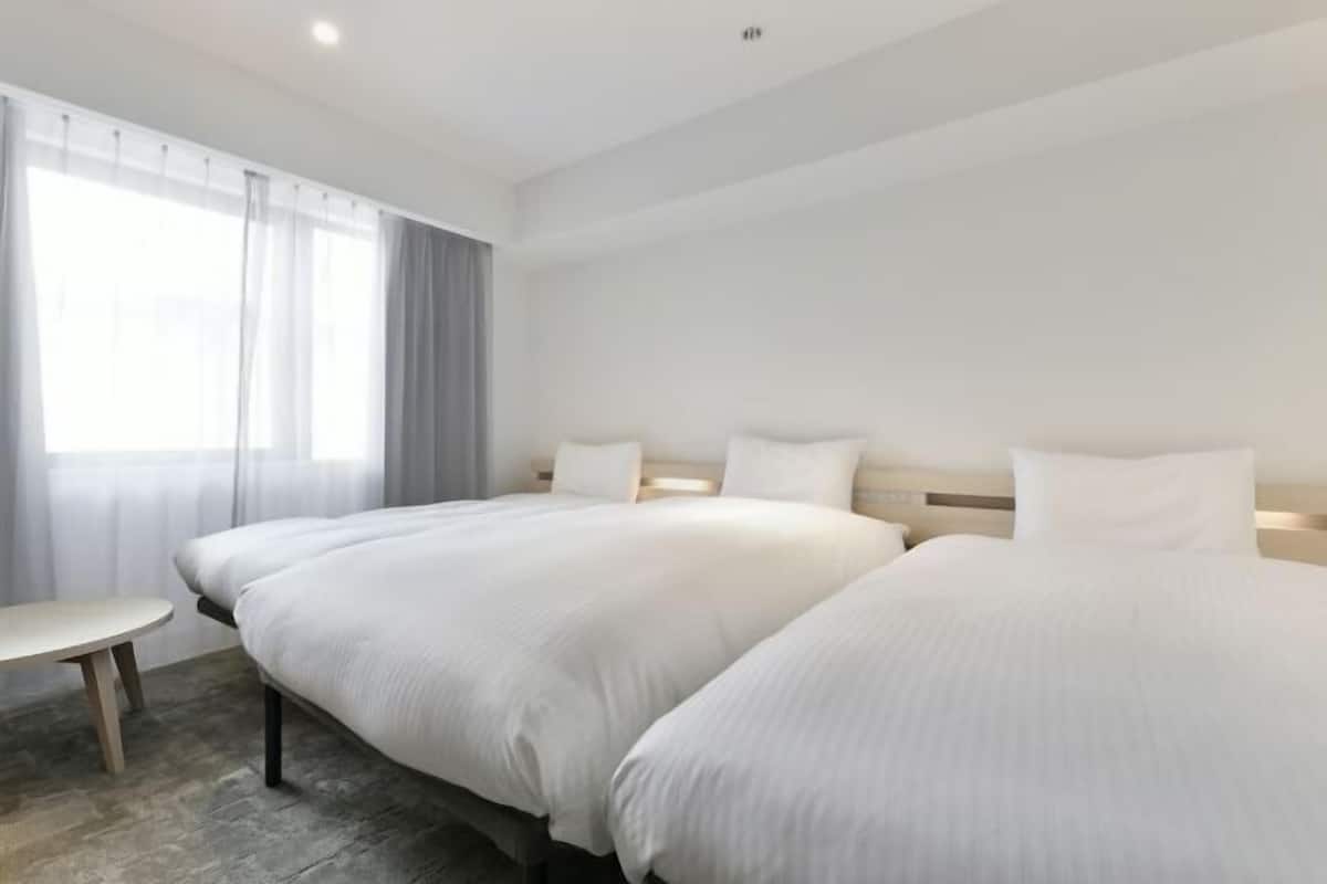 Espacio para trabajar con laptop y cortinas blackout