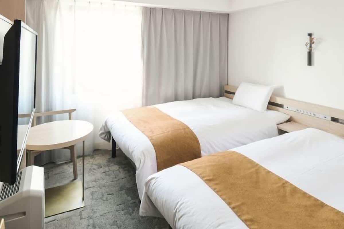Laptop workspace, blackout curtains, iron/ironing board, free WiFi