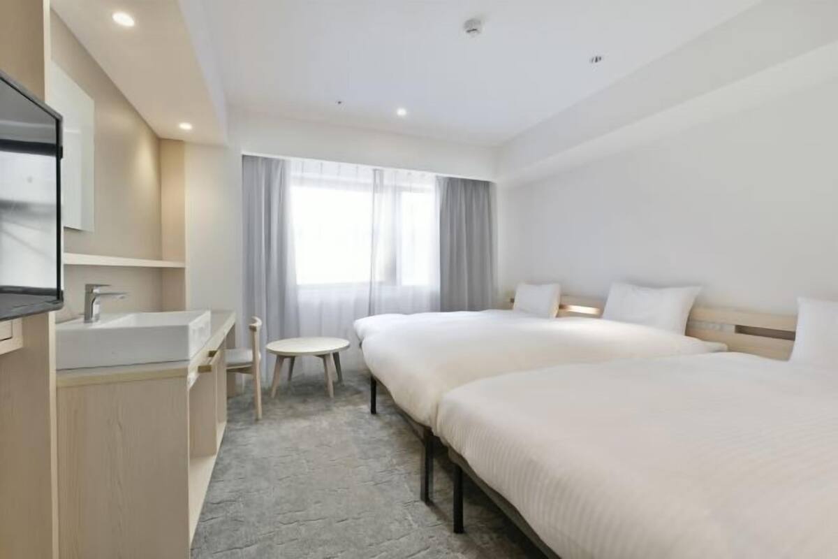 Laptop workspace, blackout drapes, iron/ironing board, free WiFi