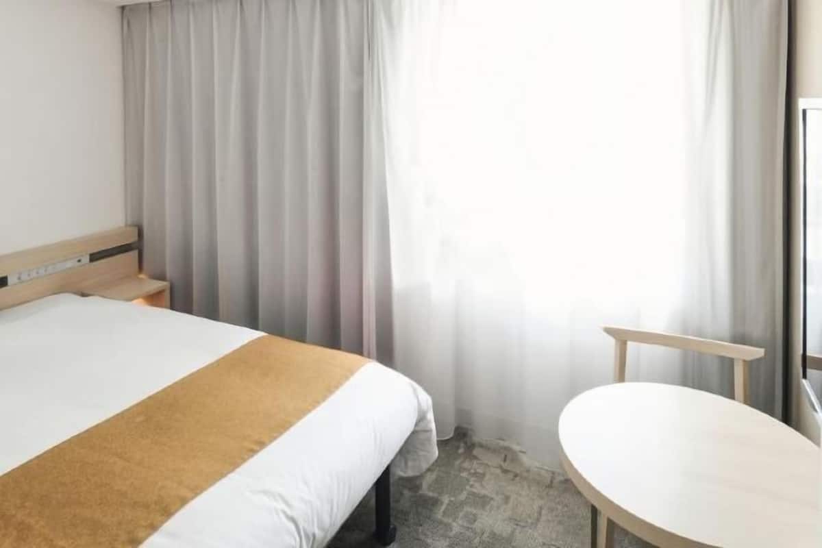 Laptop workspace, blackout curtains, iron/ironing board, free WiFi