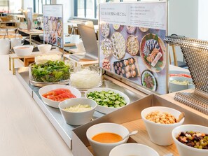 Petit déjeuner buffet (1800 JPY par personne)