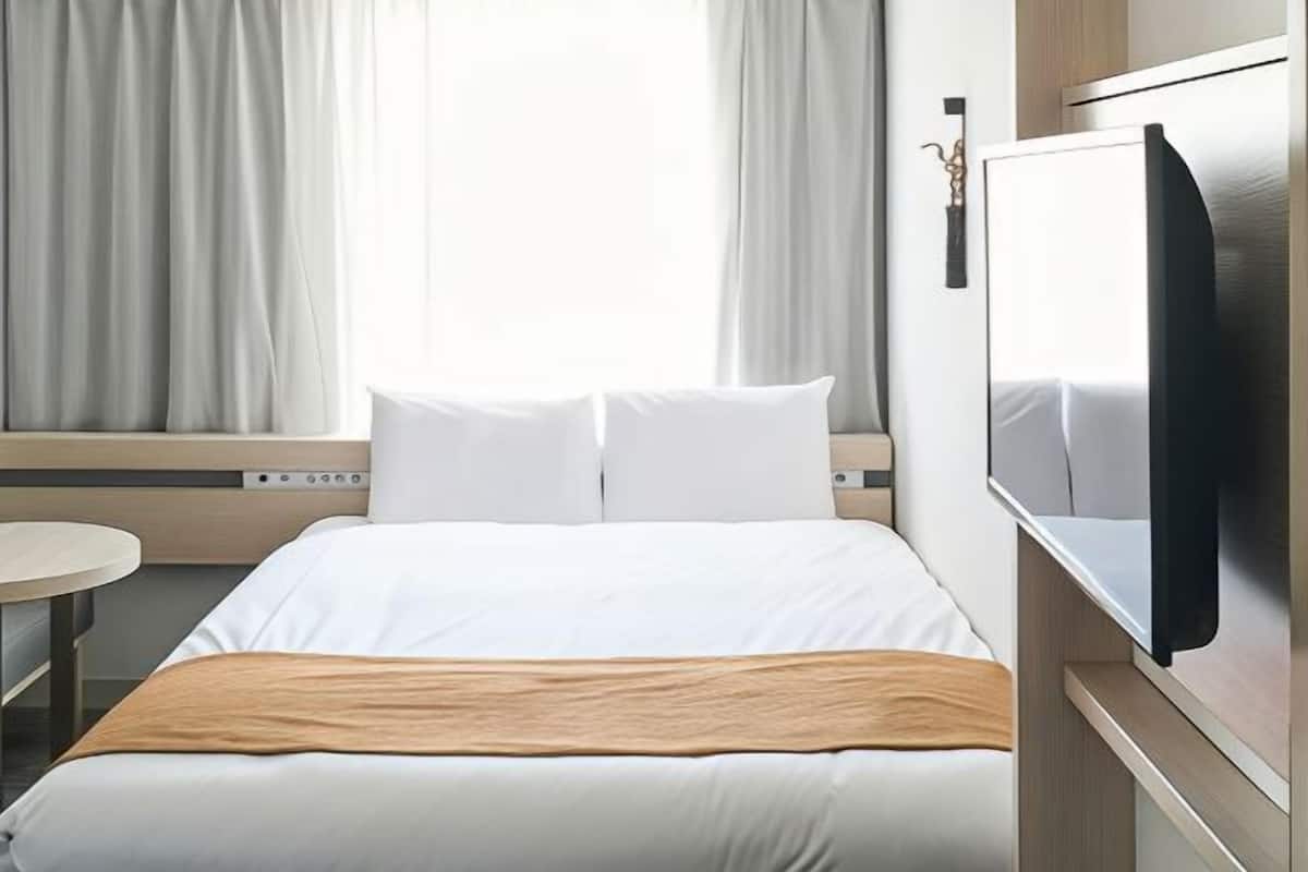Laptop workspace, blackout curtains, iron/ironing board, free WiFi