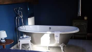 Quadruple Room, Balcony | Bathroom | Deep-soaking bathtub, free toiletries, hair dryer, dressing gowns