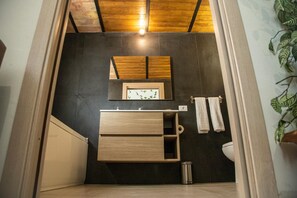 Articles de toilette gratuits, sèche-cheveux, serviettes fournies