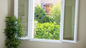 Ein Zimmer mit Blick auf einen Garten.