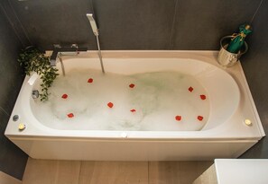 Kostenlose Toilettenartikel, Haartrockner, Handtücher