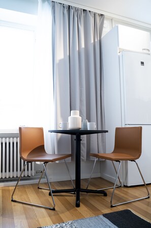 Studio | Vardagsrum | 40-tums smart-tv med kabelkanaler och tv