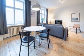 Studio, City View | In-room dining - HVC Apartments Köydenpunojankatu 7 (Helsinki)