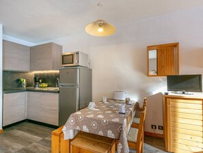 Geladeira, micro-ondas, cooktop, lava-louças