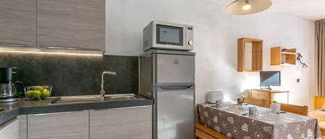 KĂŒhlschrank, Mikrowelle, Herdplatte, GeschirrspĂŒler
