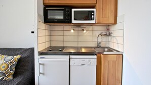 A compact kitchenette with a microwave, toaster, and dishwasher. - Southwest cabin studio 4/6 pers near slopes in Chamrousse (Chamrousse)