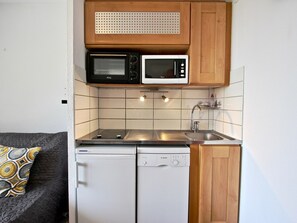 Fridge, microwave, oven, stovetop - Southwest cabin studio 4/6 pers near slopes in Chamrousse (Chamrousse)