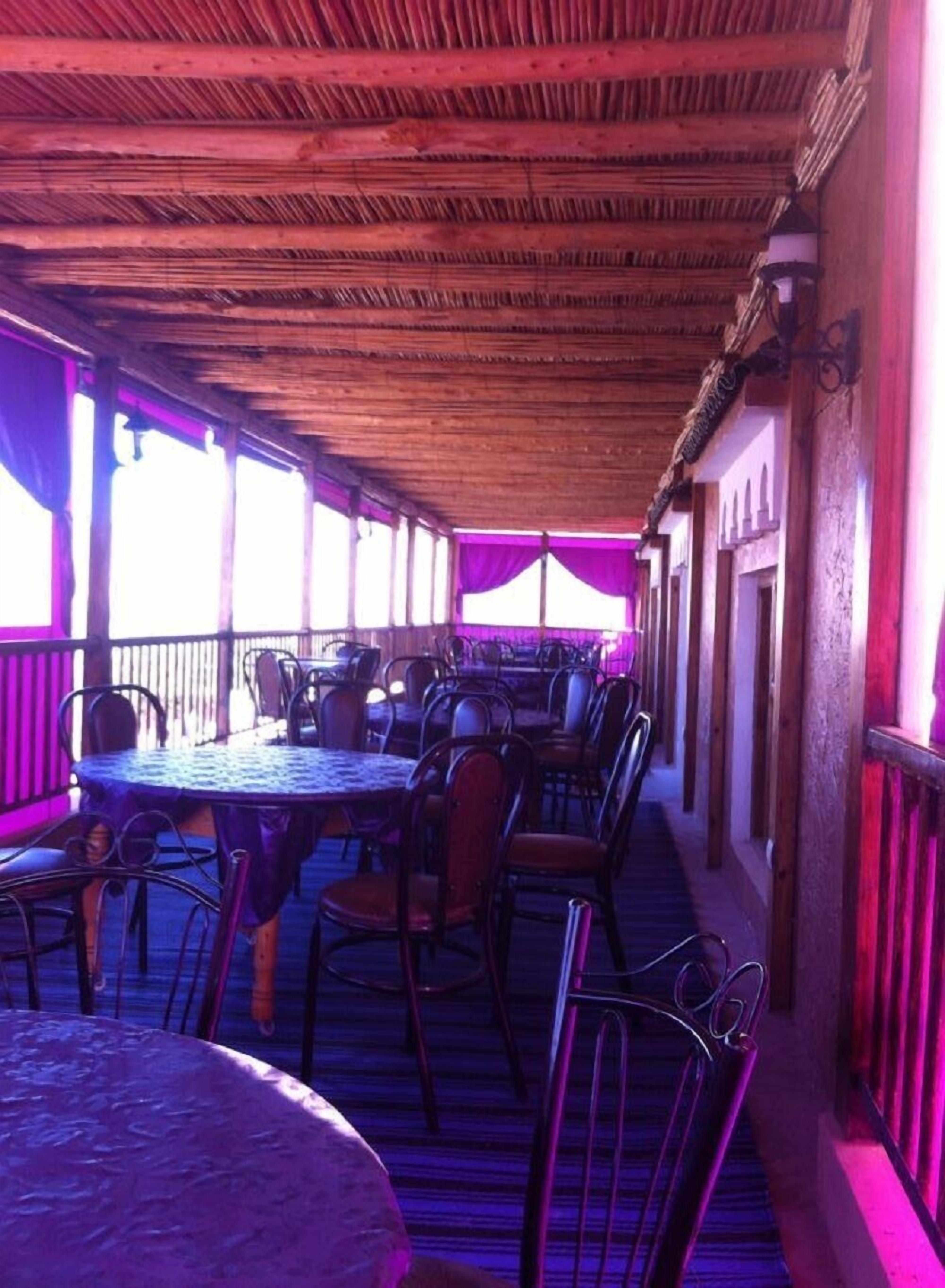 حيث تُقدم وجبات الإفطار، الغداء، العشاء، الاطباق المغربية