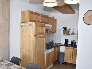 Réfrigérateur, four à micro-ondes, lave-vaisselle, cafetière-théière