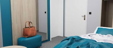 Un dormitorio con una cama, una mesa redonda, un banco azul, un bolso marrón y un armario.
