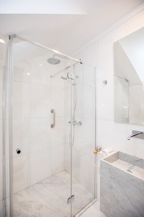 Quarto casal luxo | Banheiro | Chuveiro, produtos de toalete grátis, secador de cabelo 