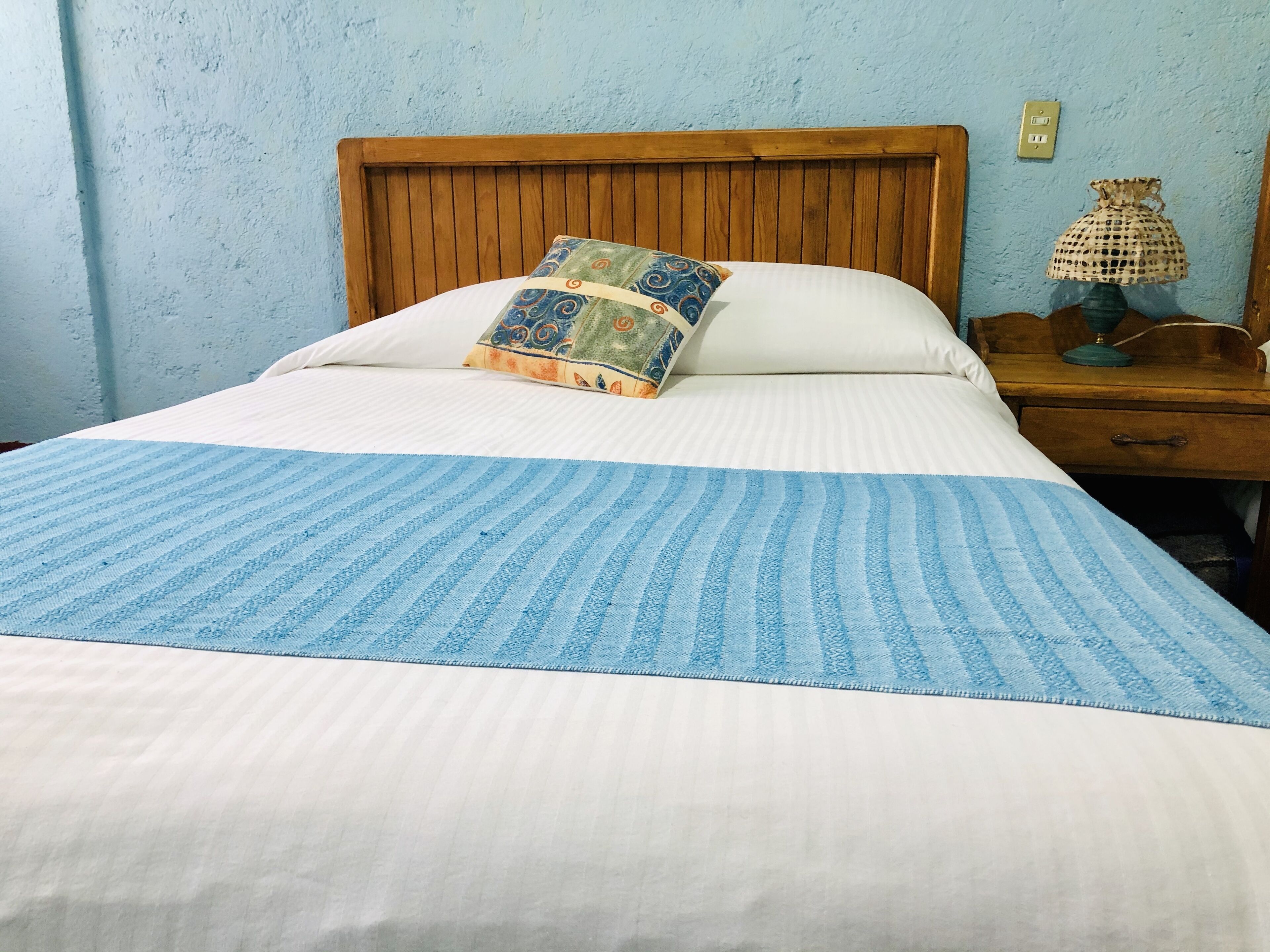 واي فاي مجانًا وملاءات أسرّة