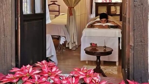 A room with a wooden ceiling, a bed with a canopy, a bedside table, and a window with curtains. - Rancho Coyotepec  (Zacatlán)
