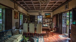 A traditional room with a wooden ceiling, a chandelier, a dining area with chairs and a table, and a sofa. - Rancho Coyotepec  (Zacatlán)