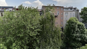 Un edificio a più piani con tetto piatto e diverse finestre.