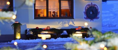 Façade de lâhĂ©bergement â soirĂ©e/nuit