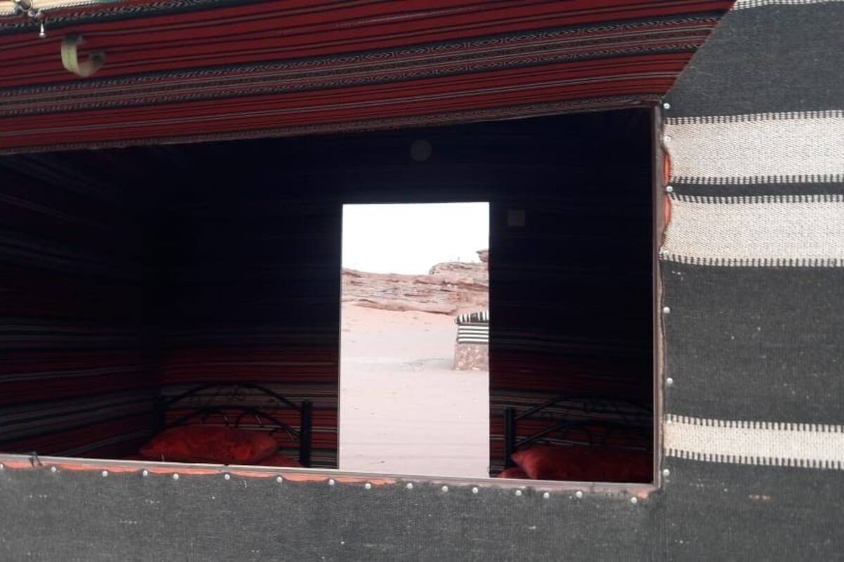 Une fenêtre donnant sur un paysage désertique.