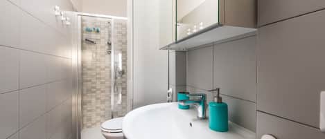 Dusche, Haartrockner, Handtücher, Seife