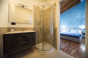 Family Room, Lake View (Edera) | Bathroom | Shower, hair dryer, bidet, towels - B&B Al Sentiero (Caprino Veronese)